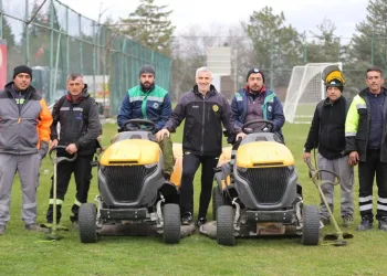 Odunpazarı Belediyesi tarafından Eskişehirspor tesislerindeki sahanın çimleri biçildi