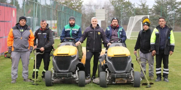Odunpazarı Belediyesi tarafından Eskişehirspor tesislerindeki sahanın çimleri biçildi