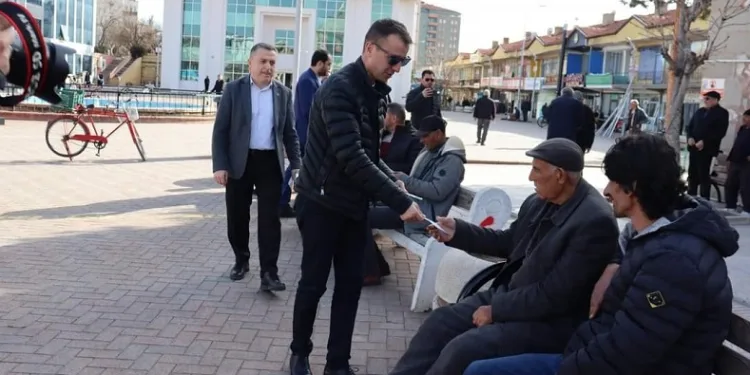 Kaymakam ve Başkan broşür dağıtıp bağımlılığa dikkat çekti