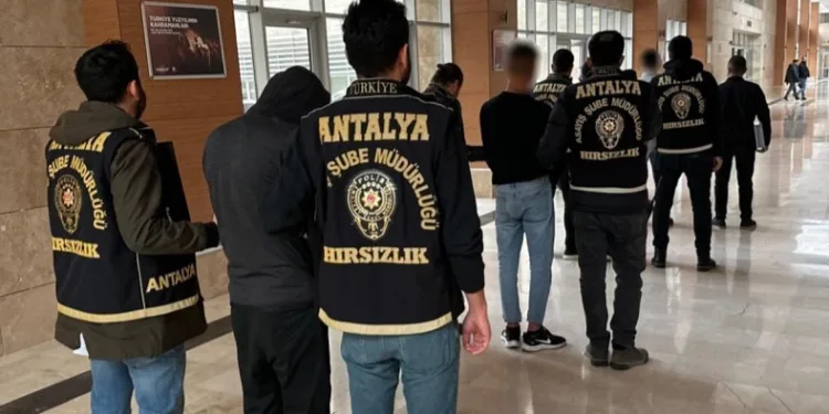 Bakır kabloları keserek çalan şüpheliler yakalandı