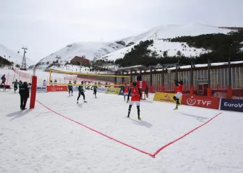 Palandöken’de kar voleybolu rüzgarı