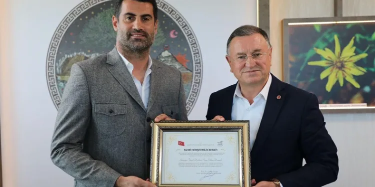Volkan Demirel’e, Hatay fahri hemşerilik beratı verildi