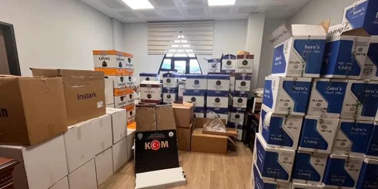Kaçak sigara deposuna polis baskını