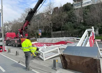 Üsküdar’da vinç çarptı, demir platform yola devrildi