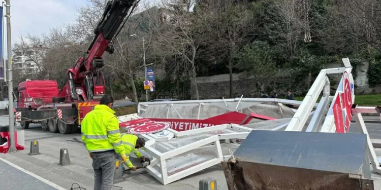 Üsküdar’da vinç çarptı, demir platform yola devrildi