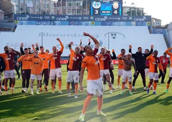 Galibiyet 3’lüsü Carlos Vinicius’tan