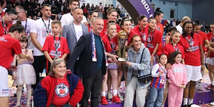 Zonguldak Spor Basket 67 Takımı, şampiyonluk kupasını kaldırdı