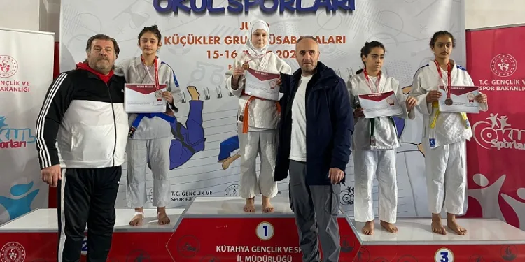 Yunusemreli küçük judocular Kütahya’da 5 madalya kazandı