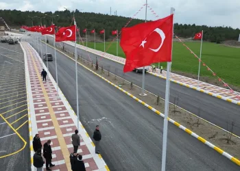 Şehitlik caddesi bayraklarla donatıldı