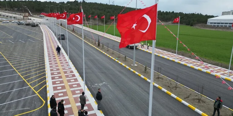Şehitlik caddesi bayraklarla donatıldı