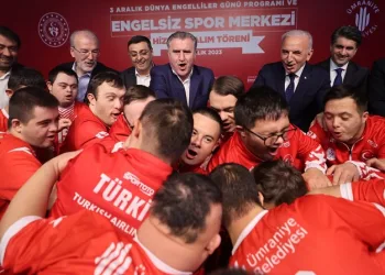 Bakan Bak, down sendromlu milli sporculara başarılar diledi