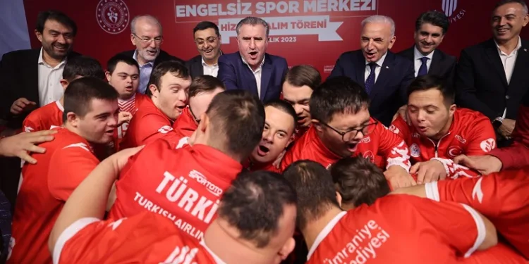 Bakan Bak, down sendromlu milli sporculara başarılar diledi