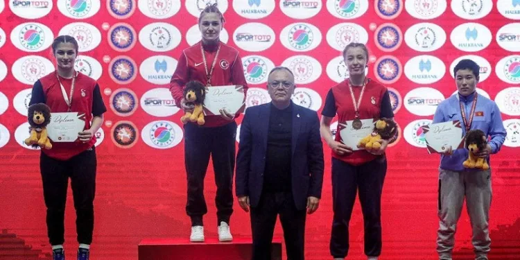 Güreş sporcusu Beyza Nur Akkuş galibiyete doymuyor