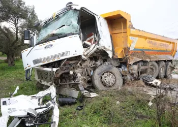 Hafriyat kamyonları kafa kafaya çarpıştı: 3 yaralı