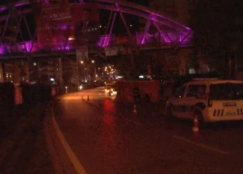 İntihar etmek için çıktığı üst geçitten düşen genç hayatını kaybetti