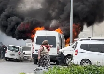Ataşehir’de vatandaşlar kaputu açtı, aracı alevler sardı