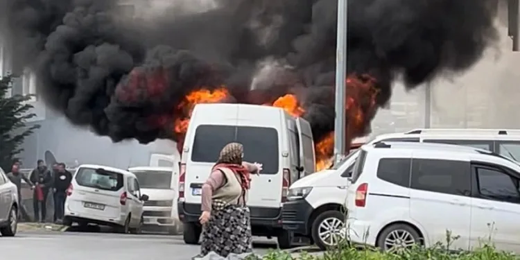 Ataşehir’de vatandaşlar kaputu açtı, aracı alevler sardı