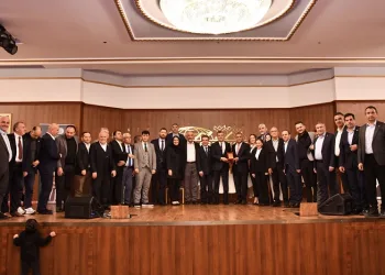 Esenyurt Belediye Başkanı Kemal Deniz Bozkurt, muhtarlar ve azalarıyla iftar sofrasında buluştu