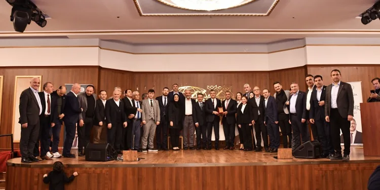 Esenyurt Belediye Başkanı Kemal Deniz Bozkurt, muhtarlar ve azalarıyla iftar sofrasında buluştu