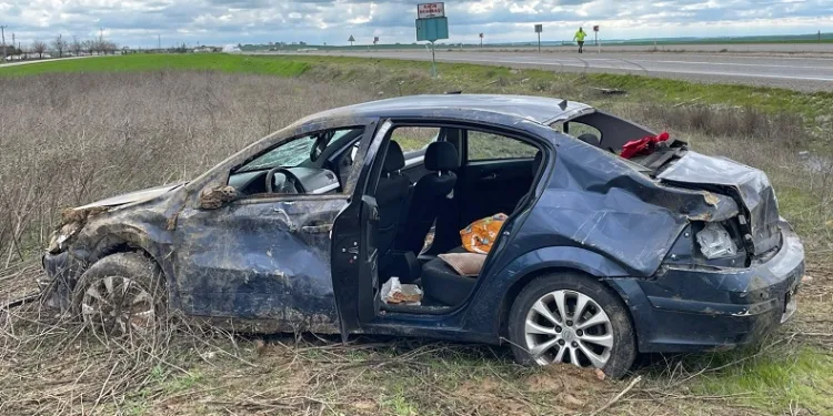 Diyarbakır’da otomobil şarampole yuvarlandı: 1’i ağır 3 yaralı