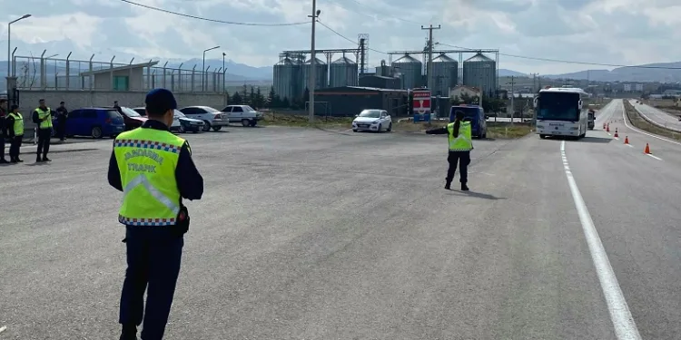 Yolcu otobüsleri jandarma ekiplerince denetleniyor