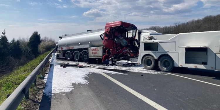Tanker tıra arkadan çarptı 1 kişi yaralandı