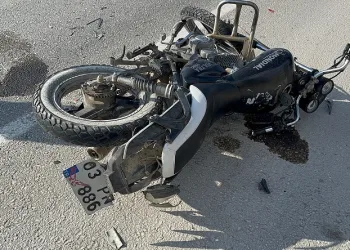 Otomobille çarpışıp hurdaya dönen motosiklet sürücüsü yaralandı