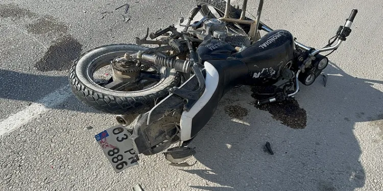 Otomobille çarpışıp hurdaya dönen motosiklet sürücüsü yaralandı