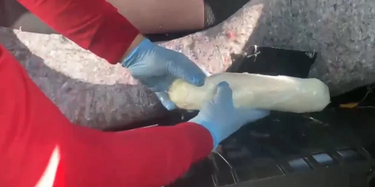 Otomobilin yakıt tankından 17 kilo eroin çıktı