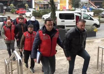 Trabzonspor – Fenerbahçe maçında sahaya girerek olaylara karışan 7 kişi adliyeye getirildi