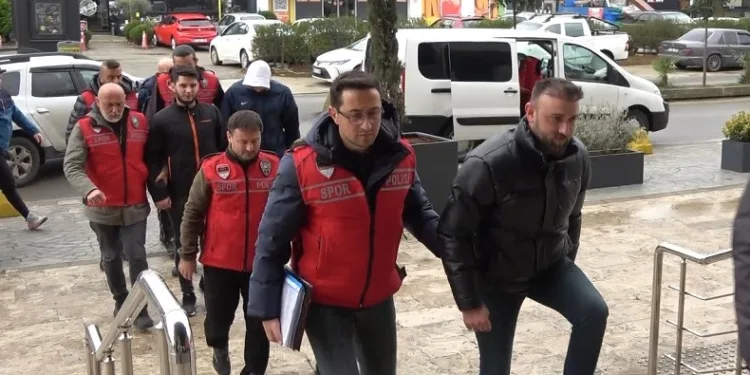 Trabzonspor – Fenerbahçe maçında sahaya girerek olaylara karışan 7 kişi adliyeye getirildi