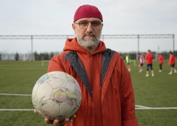Futbolcu maaşları için karısının ve kız kardeşinin bileziklerini sattı