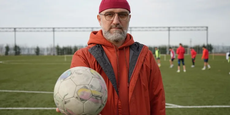Futbolcu maaşları için karısının ve kız kardeşinin bileziklerini sattı