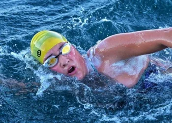 Bodrumlu yüzücü Aysu Türkoğlu, karanlık sularda kulaç atıyor