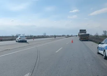 Konya’da otomobil tıra arkadan çarptı: 2 yaralı