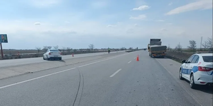 Konya’da otomobil tıra arkadan çarptı: 2 yaralı