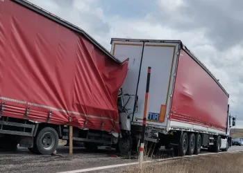 Kamyonet tıra arakadan çarptı