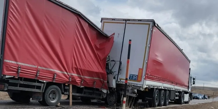 Kamyonet tıra arakadan çarptı