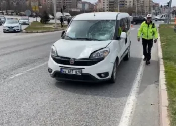 Hafif ticari aracın çarptığı yaşlı adam ağır yaralandı