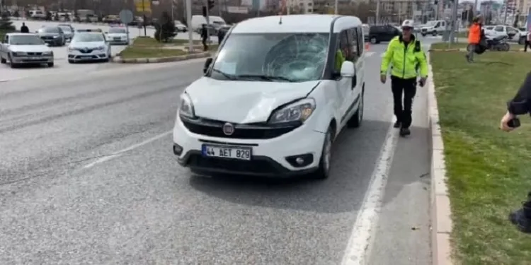 Hafif ticari aracın çarptığı yaşlı adam ağır yaralandı