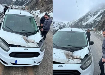 Seyir halindeki aracın üzerine kaya düştü