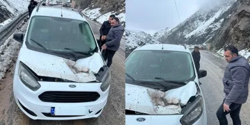 Seyir halindeki aracın üzerine kaya düştü