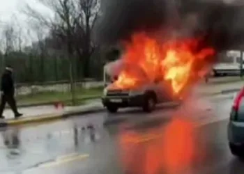 Sakarya’dan hafif ticari araç alev topuna döndü