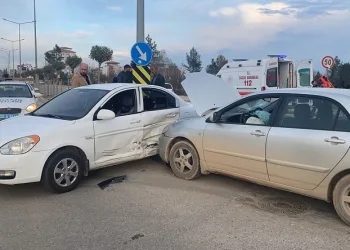 İki otomobil çarpıştı: 3 yaralı