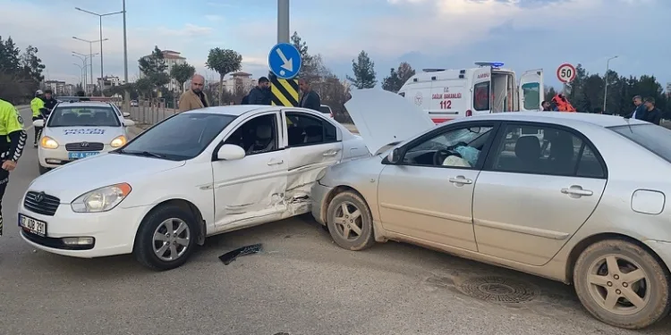 İki otomobil çarpıştı: 3 yaralı
