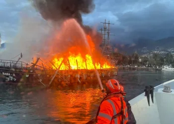 Alanya’da alev alev yanan tur tekneleriyle ilgili adli soruşturma başlatıldı