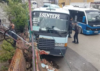 Yolcu dolu minibüs bahçe duvarına çarptı