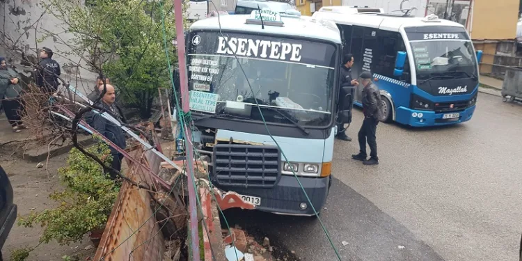 Yolcu dolu minibüs bahçe duvarına çarptı