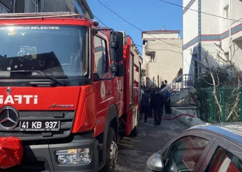 Apartmanın zemin katında yangın