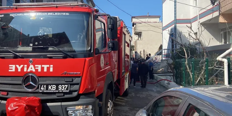 Apartmanın zemin katında yangın
